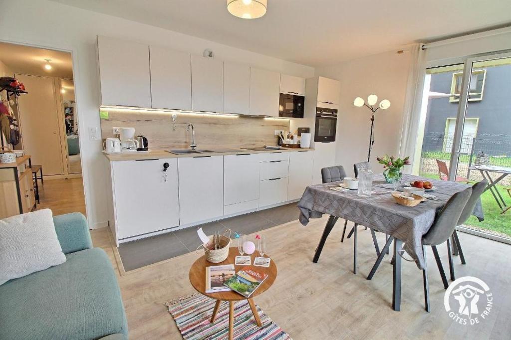une cuisine et un salon avec une table dans la chambre dans l'établissement Blue dock, à Vannes