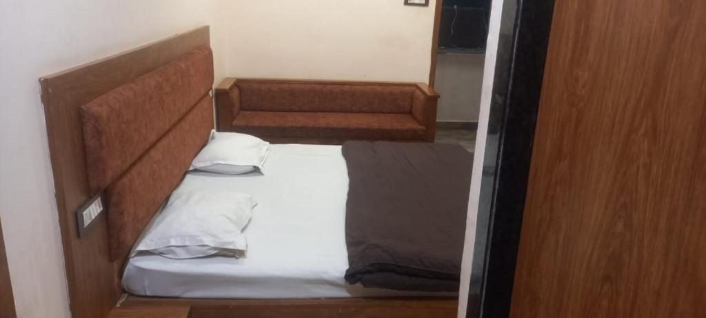 Postel nebo postele na pokoji v ubytování Hotel Sangam sagar
