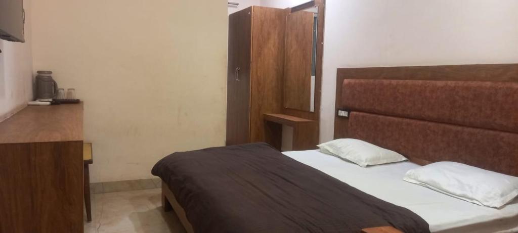 Postel nebo postele na pokoji v ubytování Hotel Sangam sagar