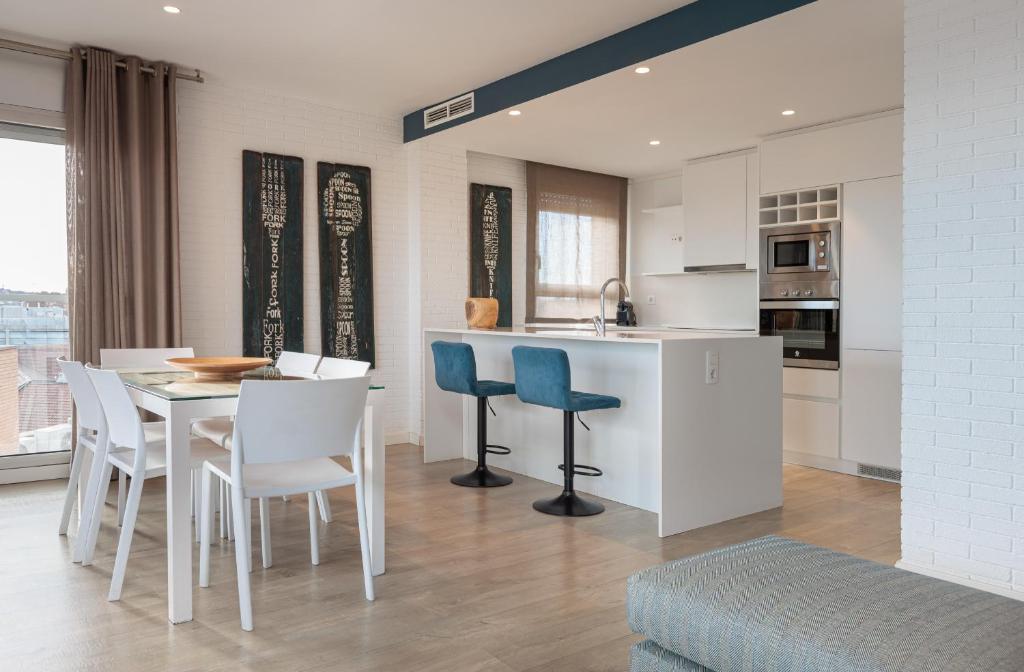 A kitchen or kitchenette at Enjoybcn Marina Apartment