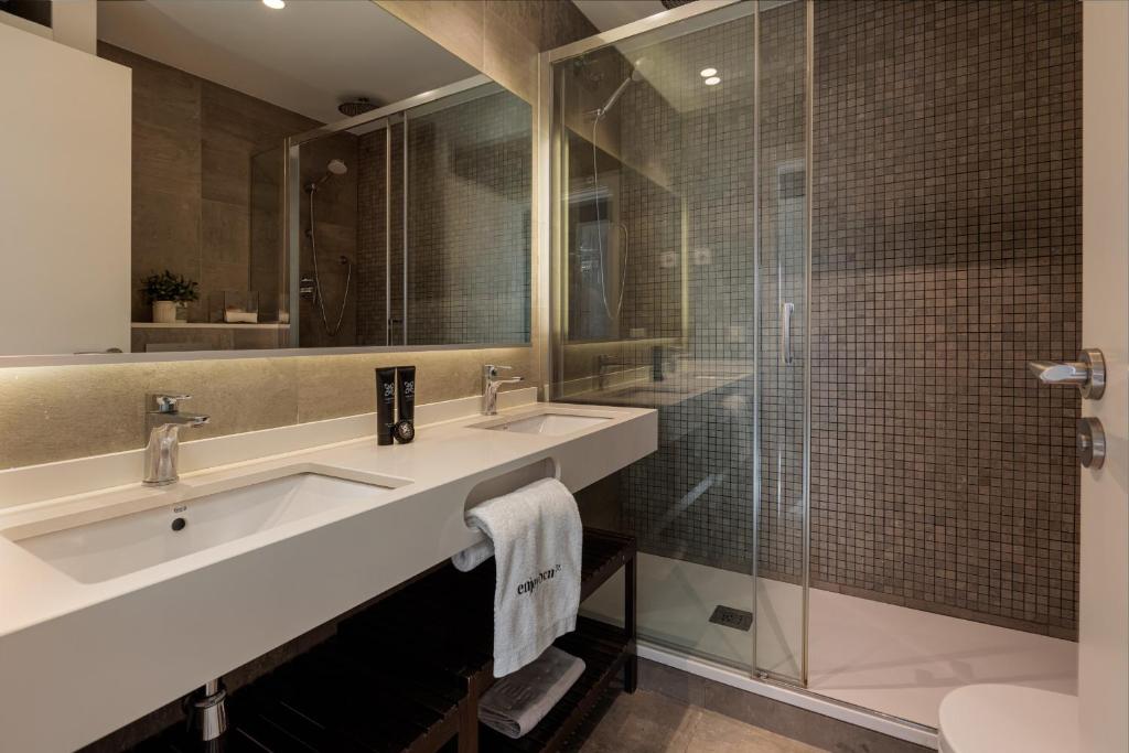 A bathroom at Enjoybcn Marina Apartment