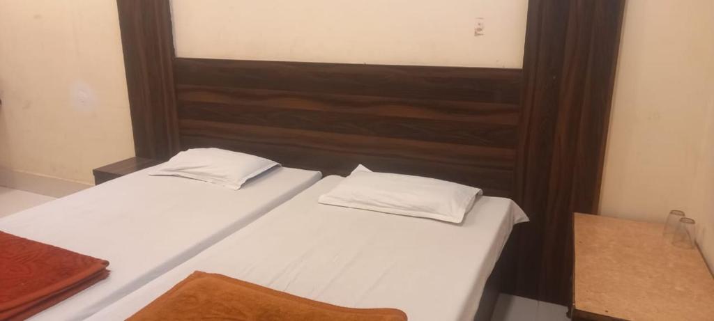 Postel nebo postele na pokoji v ubytování Hotel Sangam sagar
