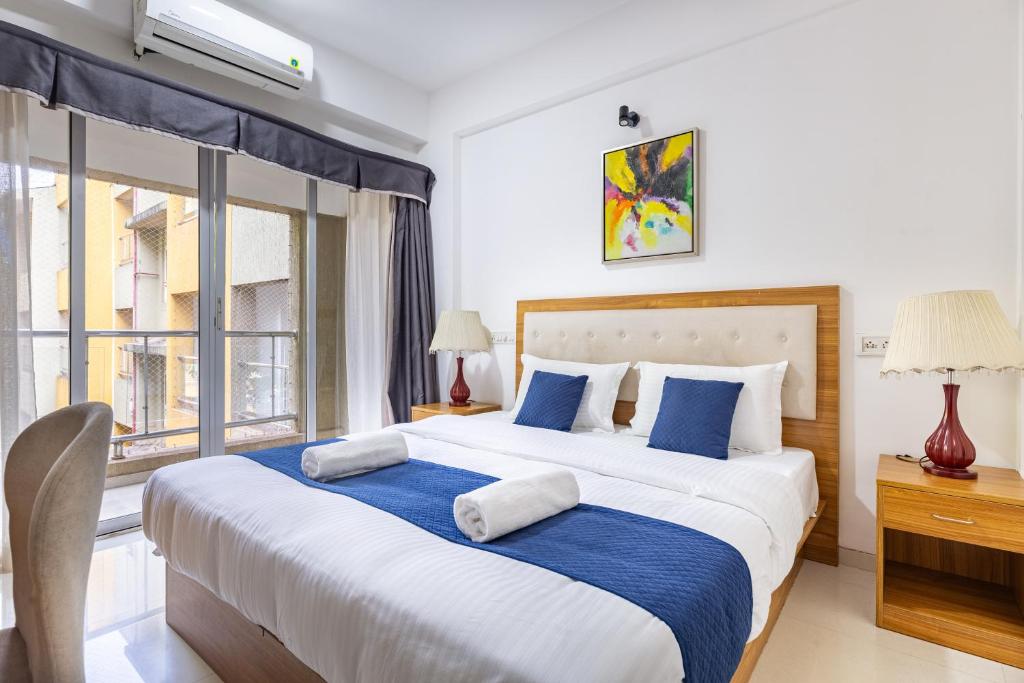 a bedroom with a large bed and a window at Golden Waves Holidays in Anjuna