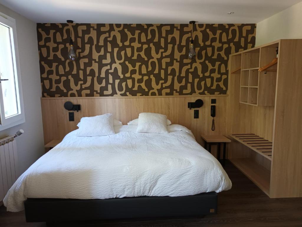 Postel nebo postele na pokoji v ubytování Hôtel-Restaurant Logis l'Aubrac Laguiole