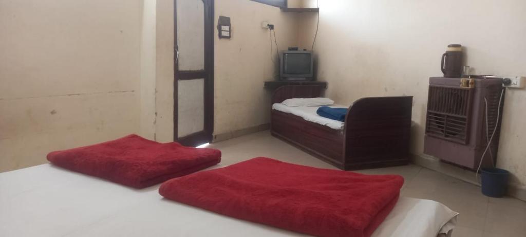 Postel nebo postele na pokoji v ubytování Hotel Sangam sagar