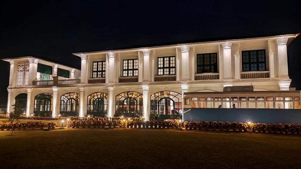 Resort Titli في سانتينيكيتان: مبنى ابيض كبير امامه انوار