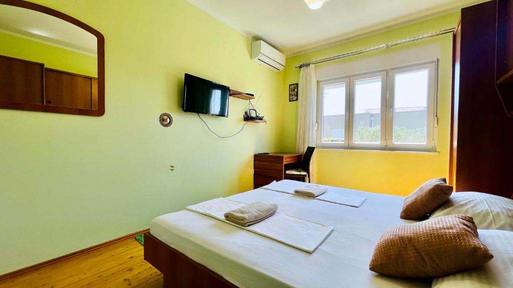 TV a/nebo společenská místnost v ubytování Apartments - Villa Sidro