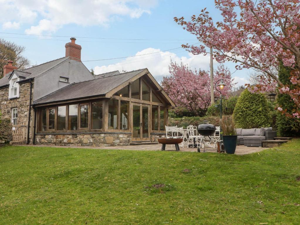 una casa con un porche cubierto con una parrilla en Sea View, en Newport