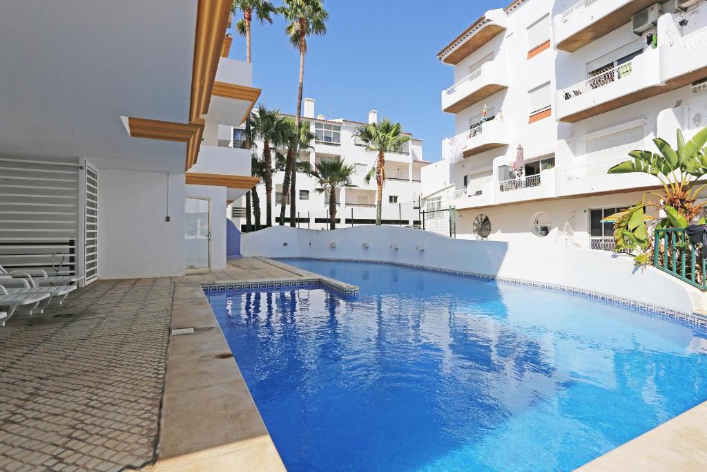 Bazén v ubytování Lancemar Flat in Albufeira nebo v jeho okolí