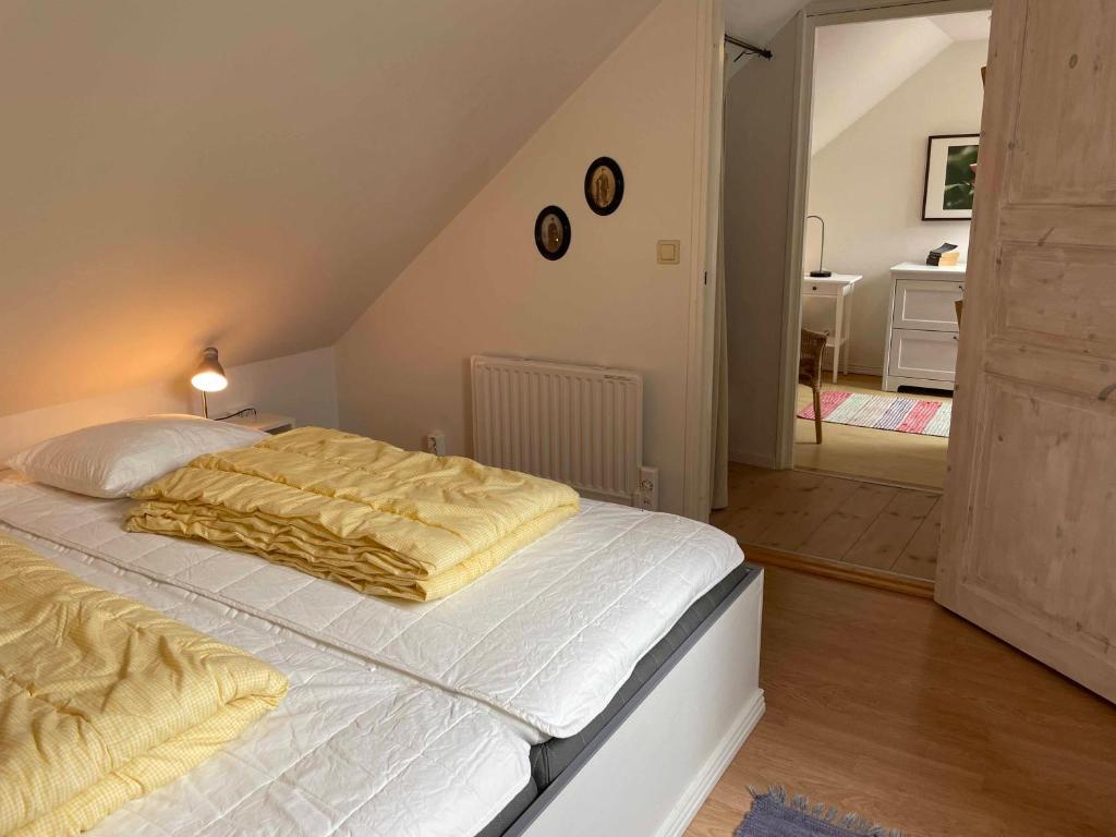 Postel nebo postele na pokoji v ubytování Stenrosgården