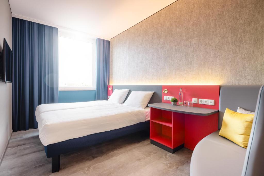 Postel nebo postele na pokoji v ubytování Hey Lou Hotel Nördlingen