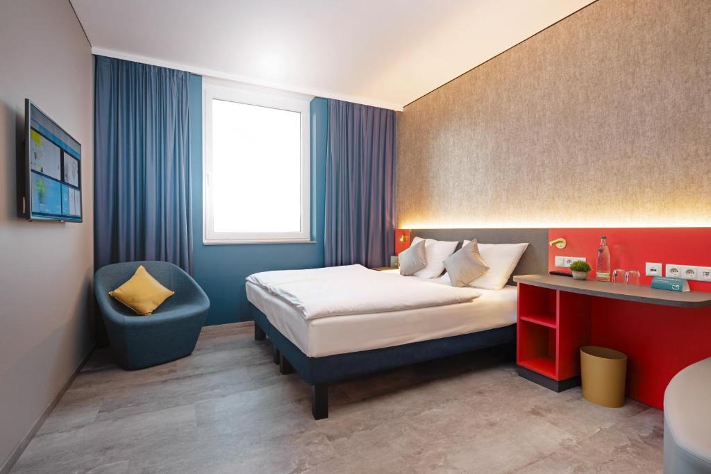 Postel nebo postele na pokoji v ubytování Hey Lou Hotel Nördlingen