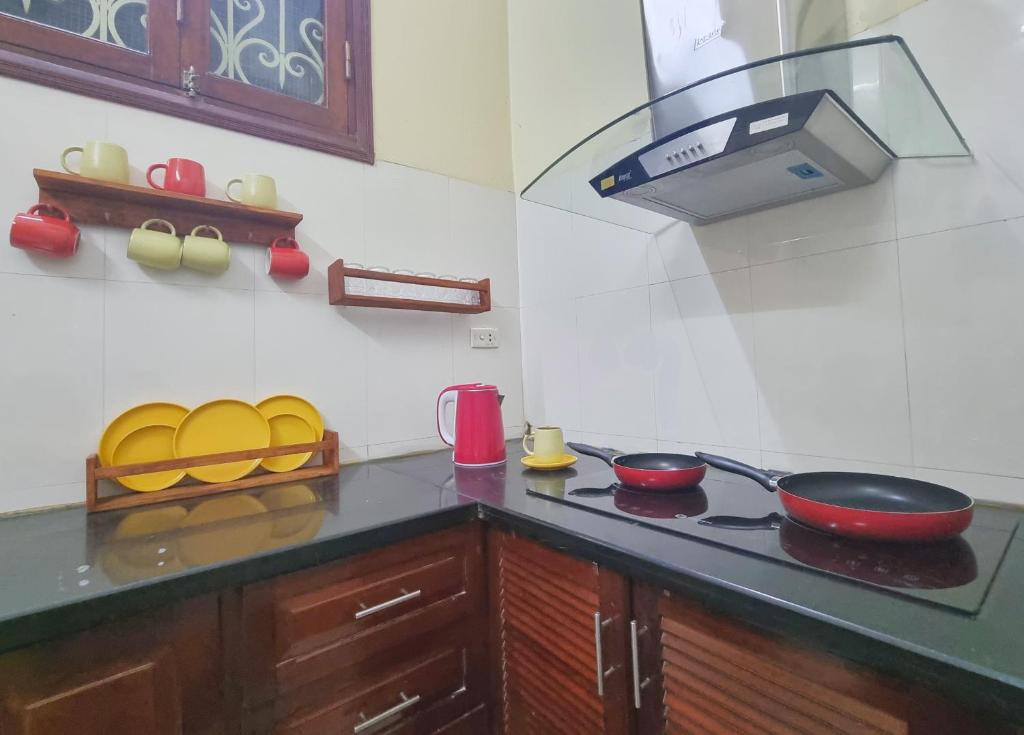 Kuchyň nebo kuchyňský kout v ubytování Lushstay Hanoi - Train Street Hostel