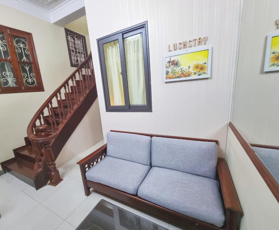 Posezení v ubytování Lushstay Hanoi - Train Street Hostel
