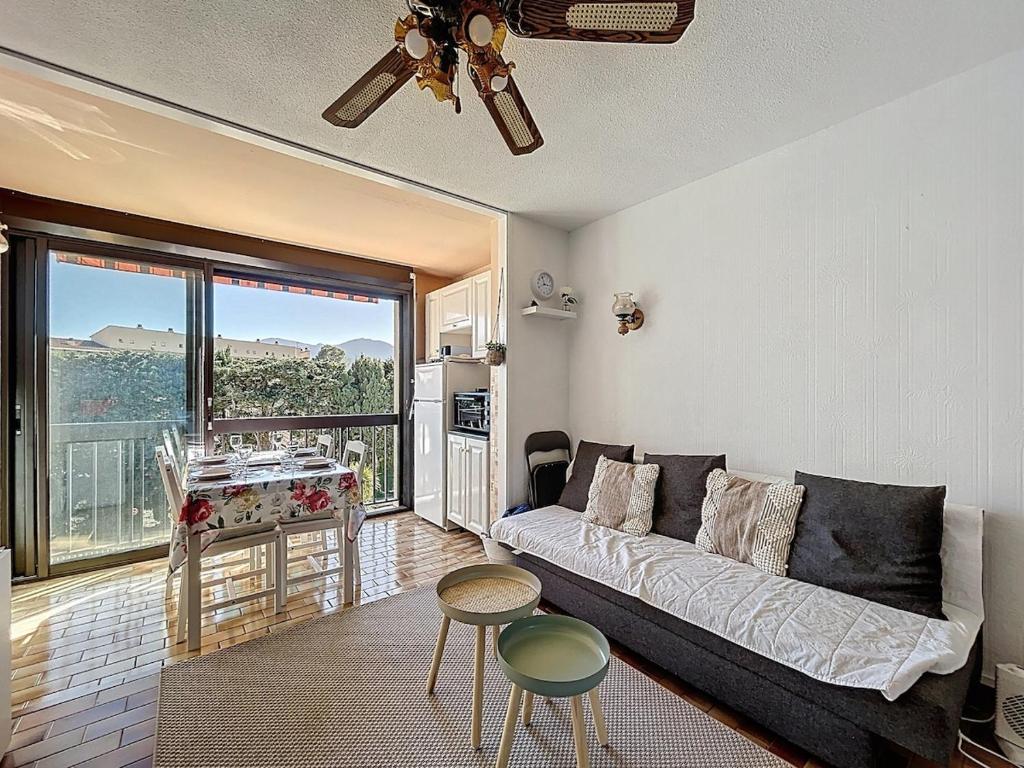 un salon avec un canapé et une table dans l'établissement 3705-Appartement avec piscine, à Argelès-sur-Mer