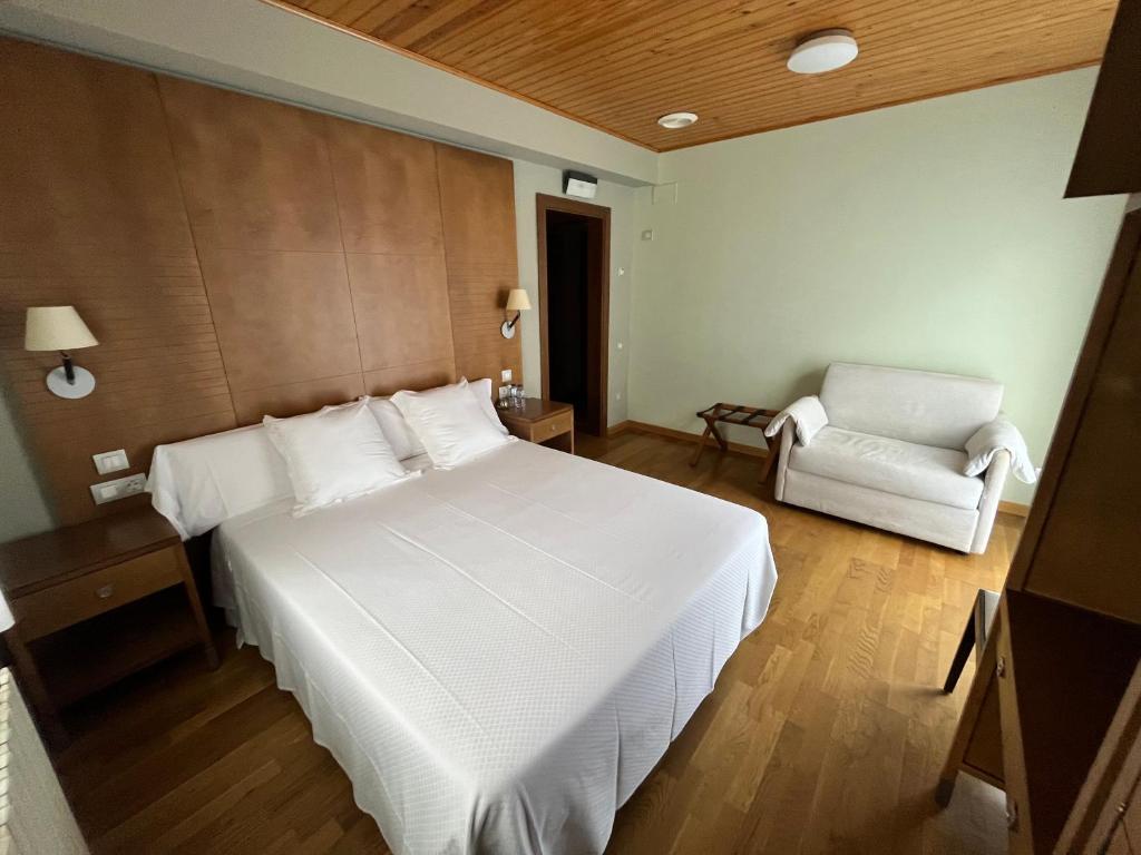 Postel nebo postele na pokoji v ubytování hotel vall fosca