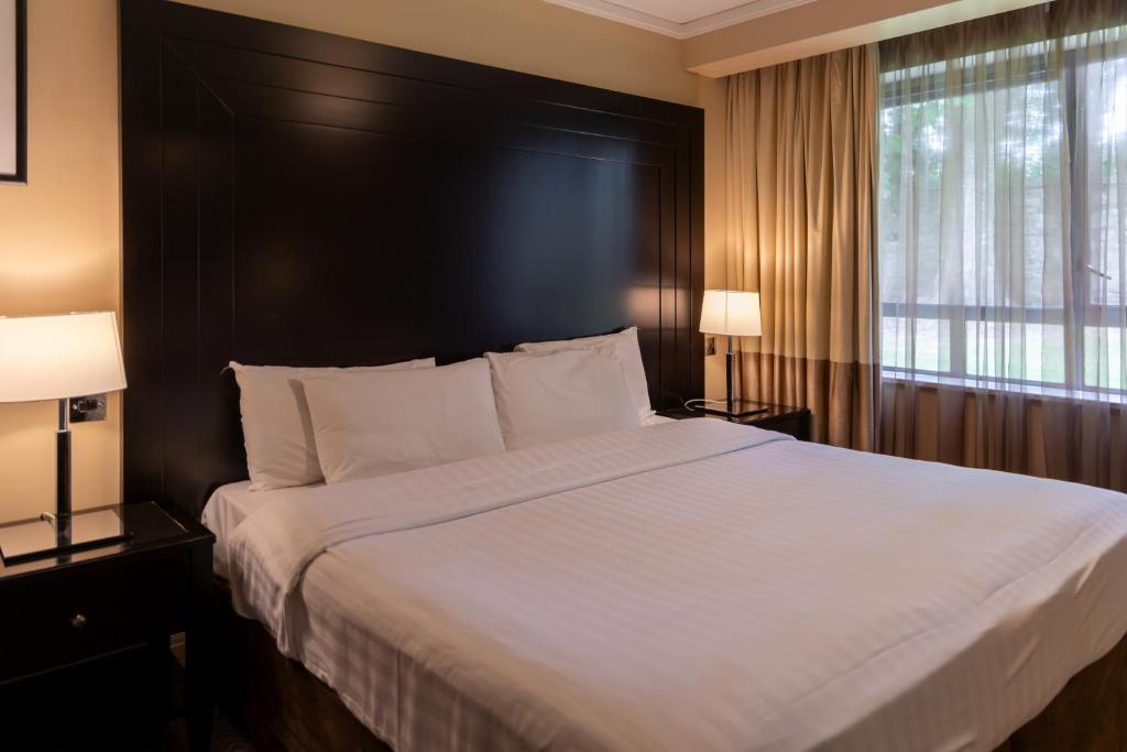Una cama o camas en una habitación de Shamrock Lodge Hotel