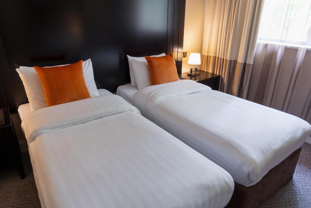 Una cama o camas en una habitación de Shamrock Lodge Hotel