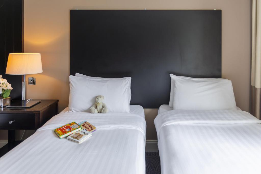 Una cama o camas en una habitación de Shamrock Lodge Hotel