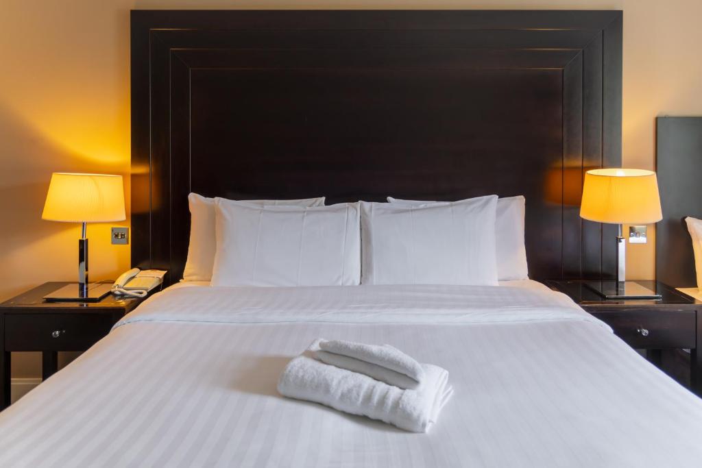 Una cama o camas en una habitación de Shamrock Lodge Hotel