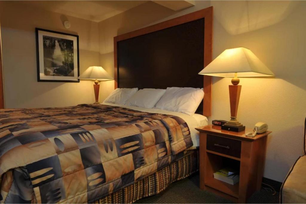 Postel nebo postele na pokoji v ubytování District Hotel by OYO Portland Convention Center
