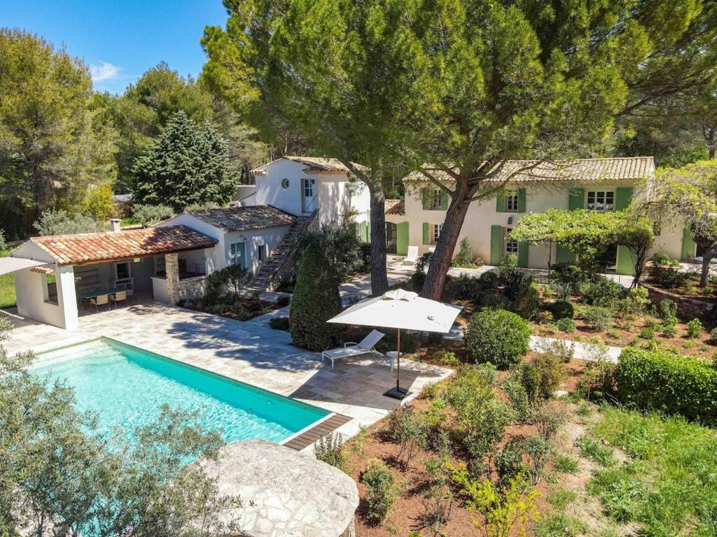 een luchtfoto van een huis met een zwembad bij Propriété d'exception - Piscine et Tennis in Venelles