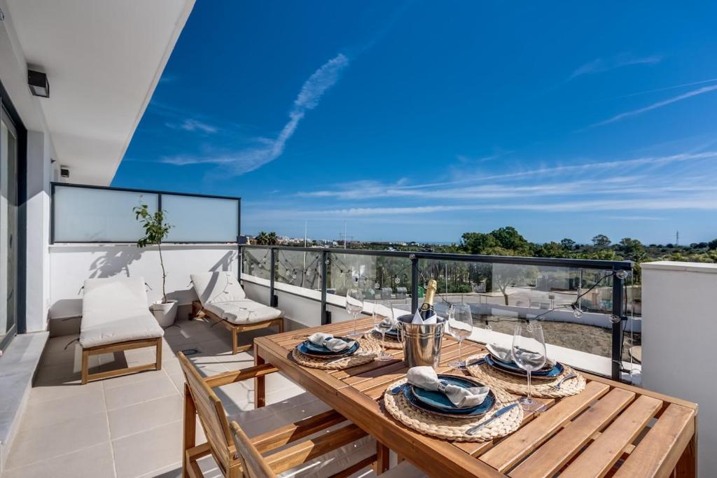 una mesa de madera en el balcón de una casa en Casa Aranya, en Estepona