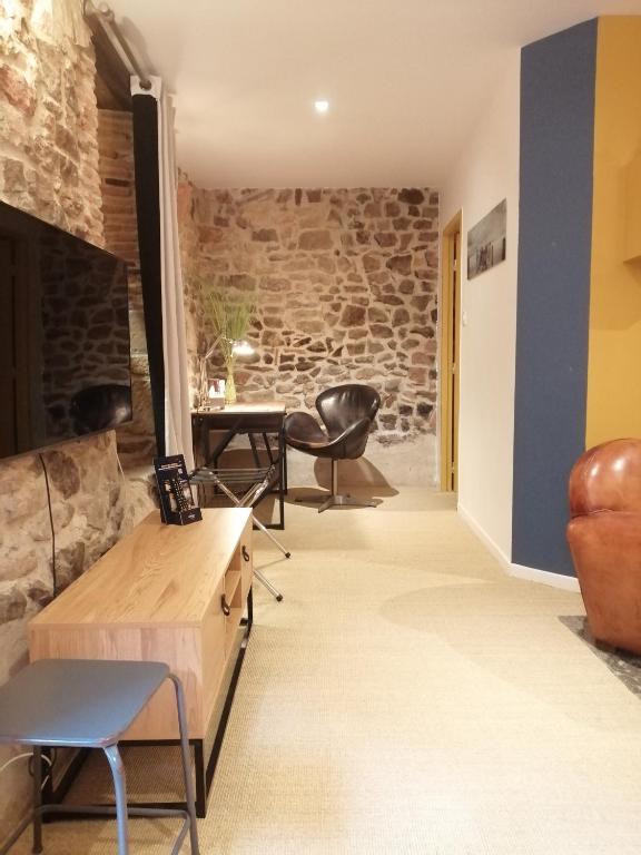 TV a/nebo společenská místnost v ubytování Contact Hôtels Le Savigny & Spa