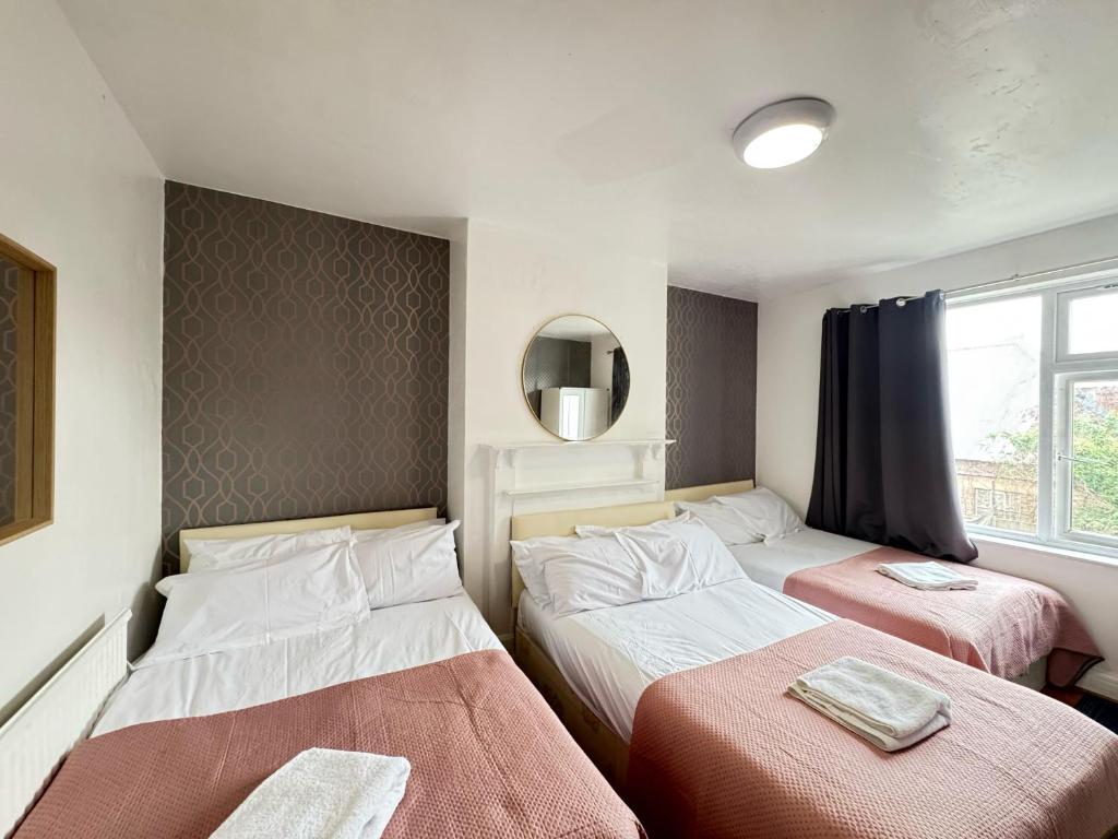 Postel nebo postele na pokoji v ubytování Denzile Hotel