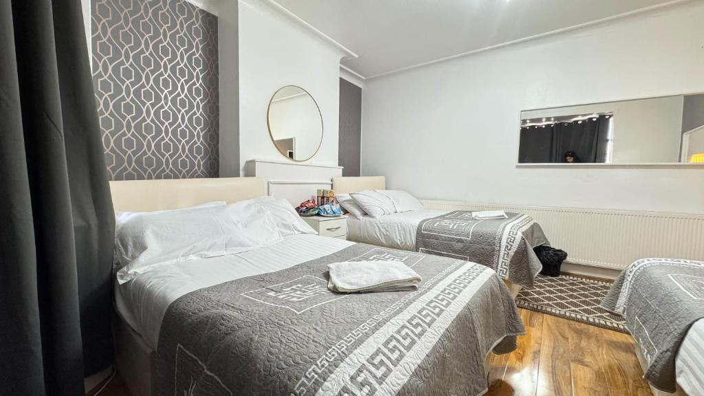 Postel nebo postele na pokoji v ubytování Denzile Hotel