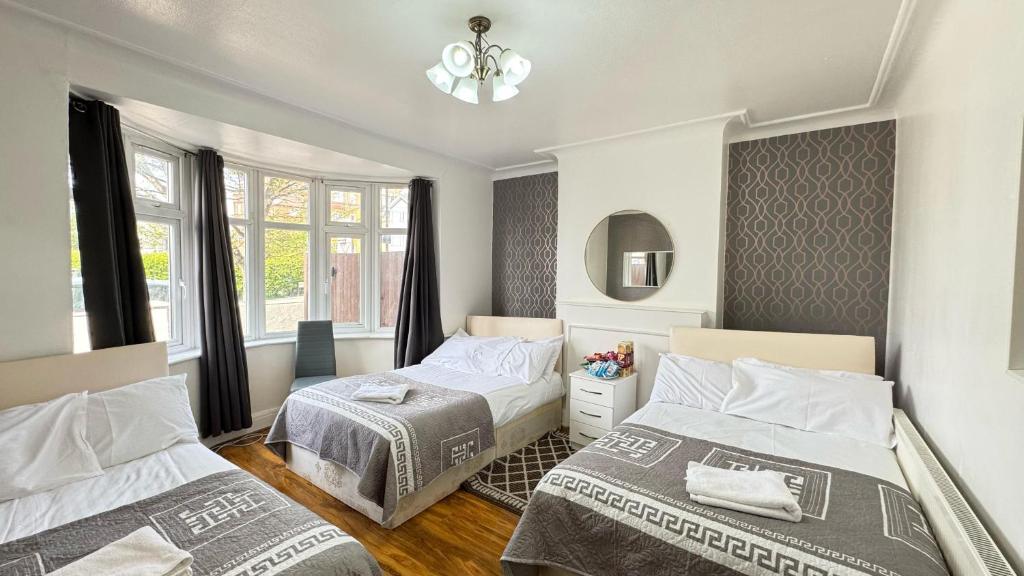 Postel nebo postele na pokoji v ubytování Denzile Hotel