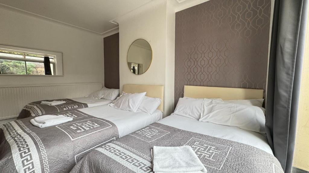 Postel nebo postele na pokoji v ubytování Denzile Hotel