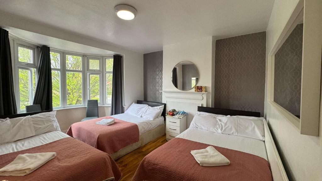 Postel nebo postele na pokoji v ubytování Denzile Hotel