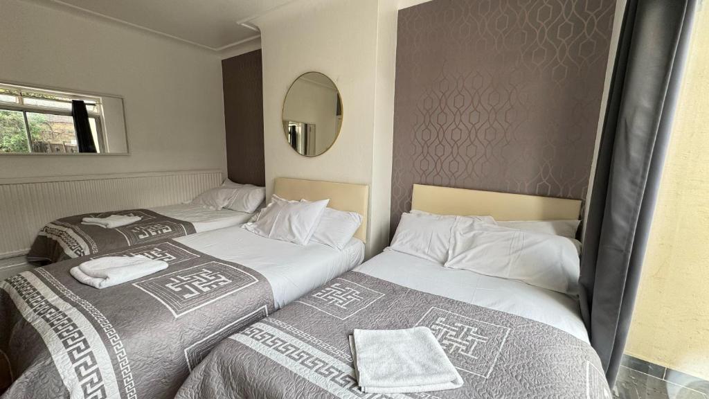 Postel nebo postele na pokoji v ubytování Denzile Hotel