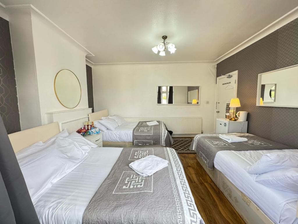 Postel nebo postele na pokoji v ubytování Denzile Hotel
