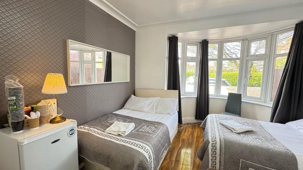 Postel nebo postele na pokoji v ubytování Denzile Hotel