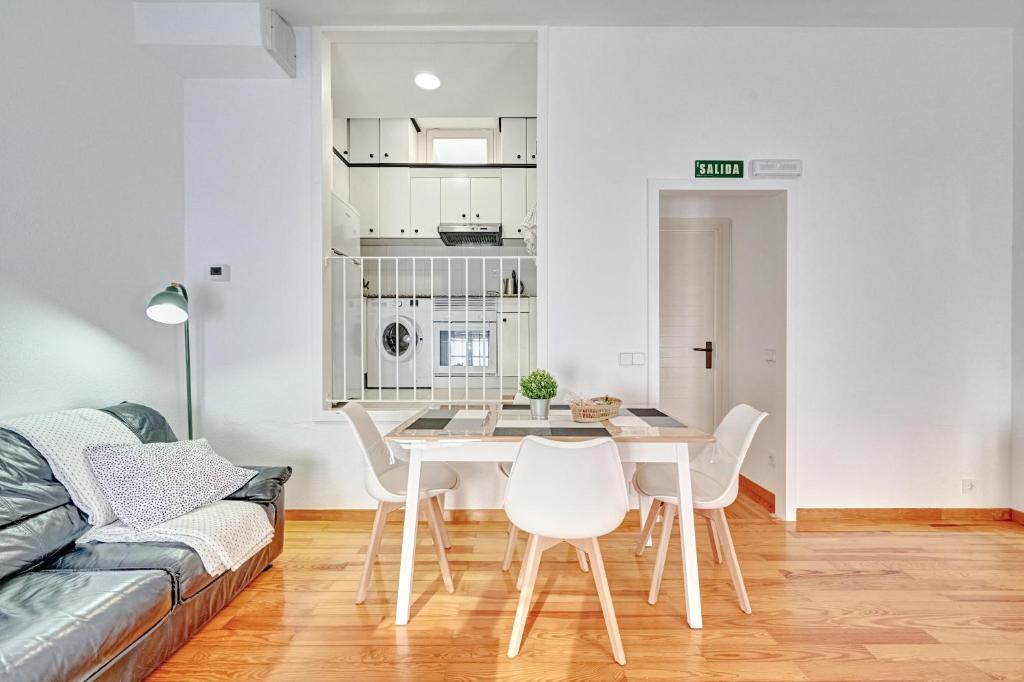 a living room with a table and white chairs at Dúplex Estella Centro by Clabao in Estella
