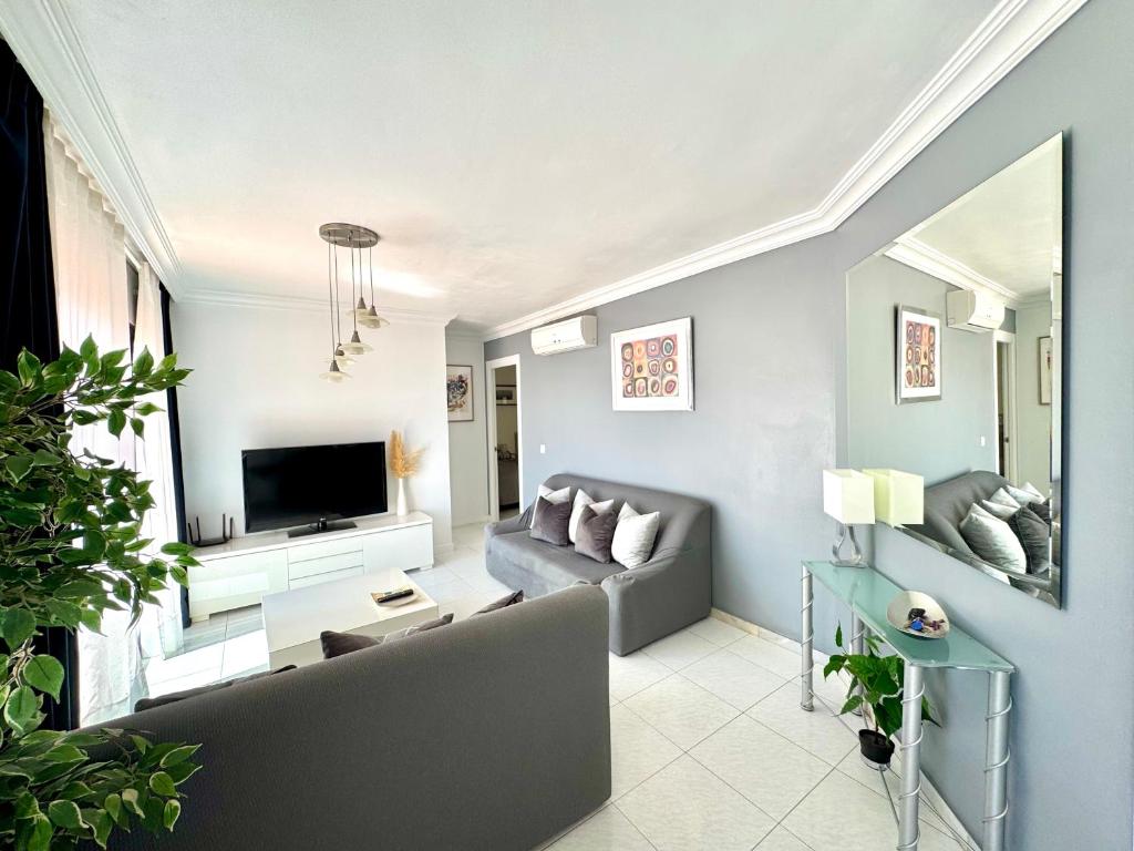 TV a/nebo společenská místnost v ubytování Casa en Nerja con gran terraza, muy luminosa y en tranquila urbanización