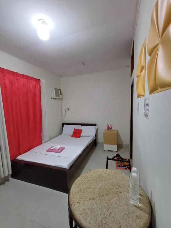 安吉利斯The Vjour Hotel的一间有一张床和一张桌子的小房间