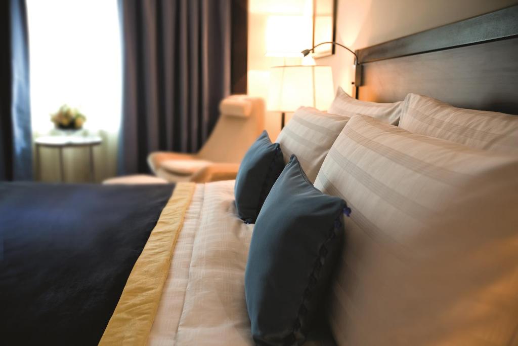 Postel nebo postele na pokoji v ubytování Avani Deira Dubai Hotel