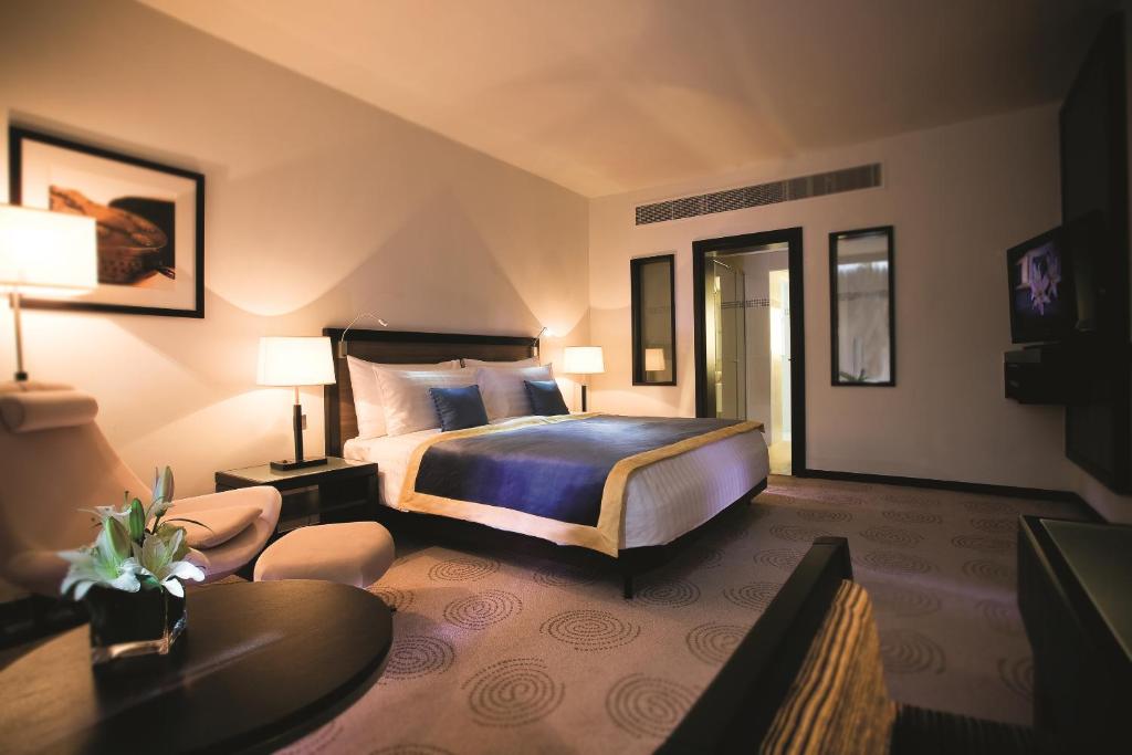 Postel nebo postele na pokoji v ubytování Avani Deira Dubai Hotel