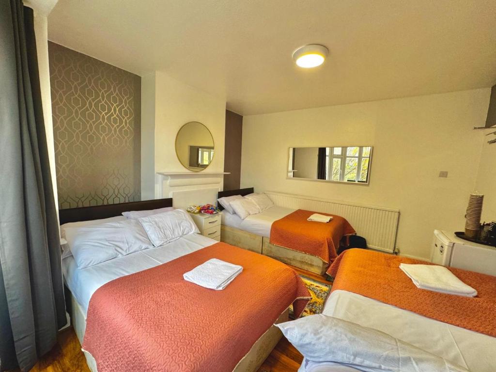 Postel nebo postele na pokoji v ubytování Denzile Hotel