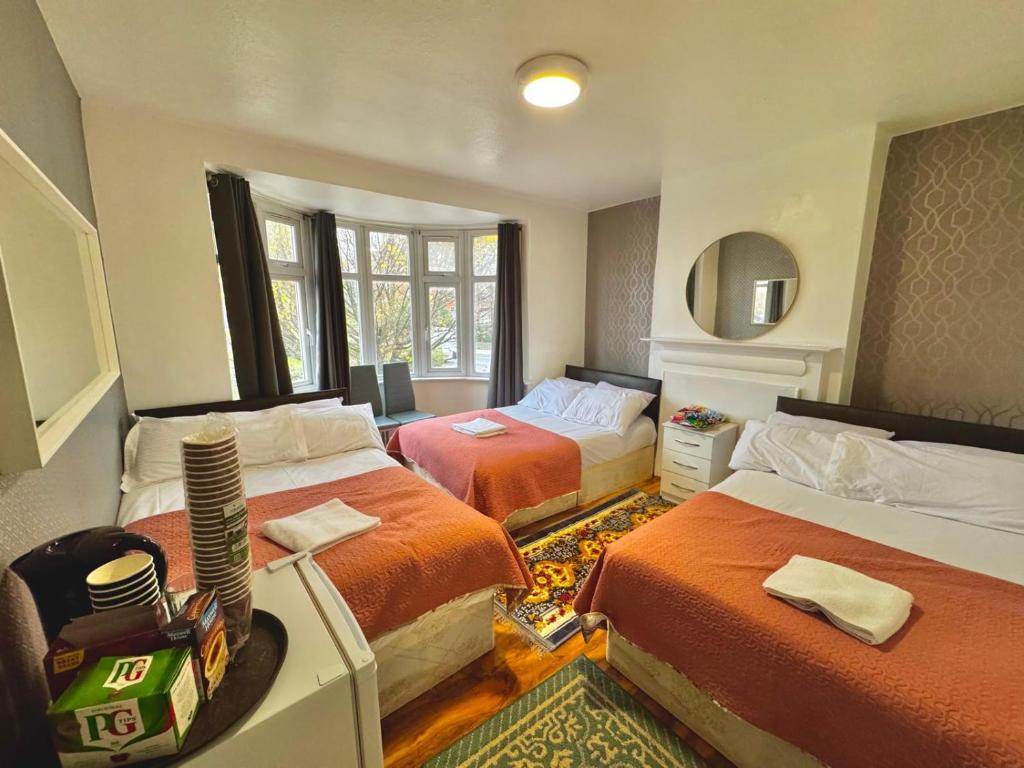 Postel nebo postele na pokoji v ubytování Denzile Hotel