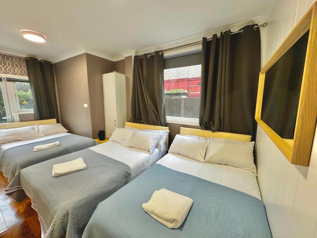 Postel nebo postele na pokoji v ubytování Denzile Hotel