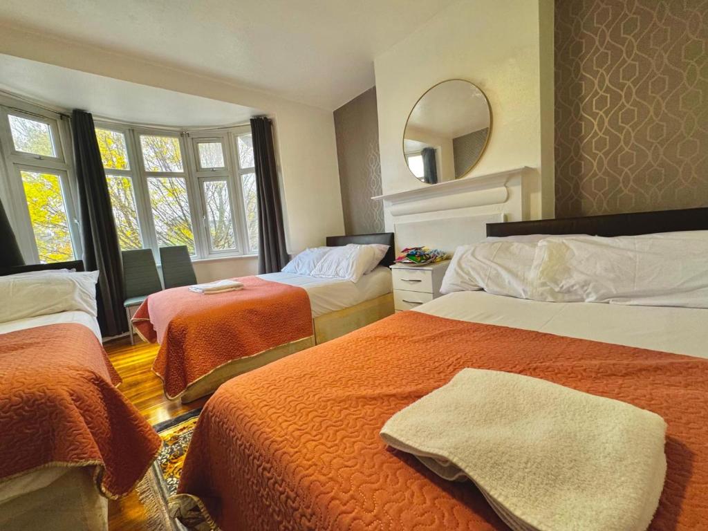 Postel nebo postele na pokoji v ubytování Denzile Hotel