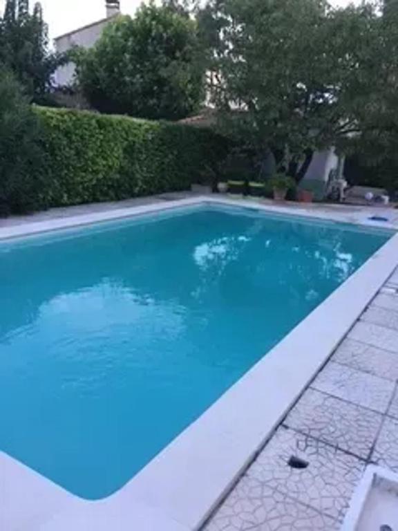 une piscine avec de l'eau bleue dans une cour dans l'établissement Villa familiale avec piscine à Milhaud - 100 m²_2, à Milhaud