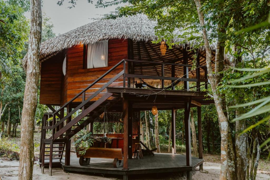 a tree house in the middle of a forest at Villa Arapiuns - 6 Bangalôs na Floresta in Santarém