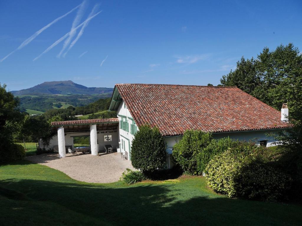 Photo de la galerie de l'établissement Peritxenea avec piscine, à Saint-Pée-sur-Nivelle