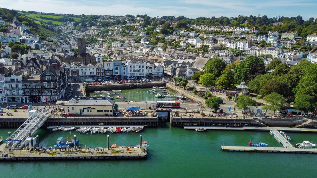 ダートマスにあるCharming Apartment With Garden & Parkingのマリーナ付き市街の空中ビュー
