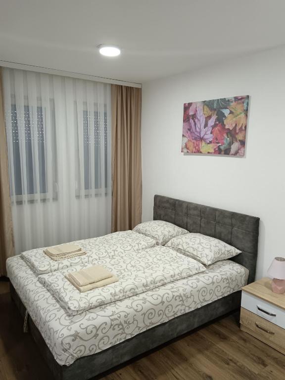 Postel nebo postele na pokoji v ubytování Apartmani Centar